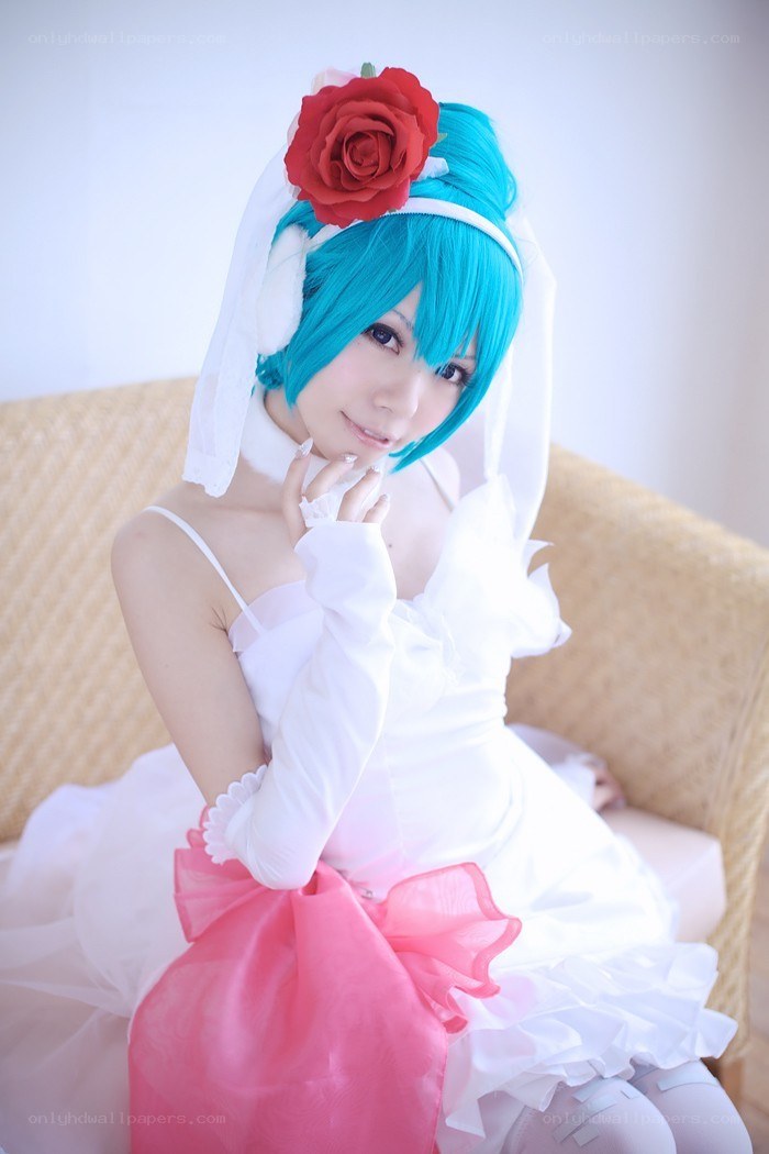 cosplayer in white dress