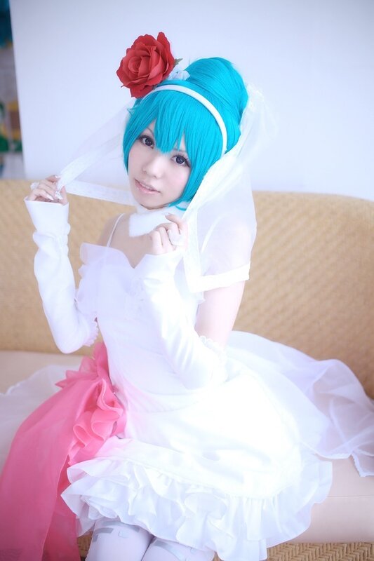 cosplayer in white dress