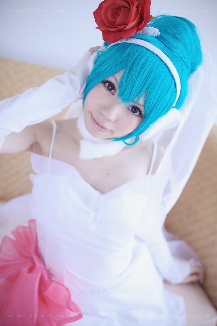 cosplayer in white dress