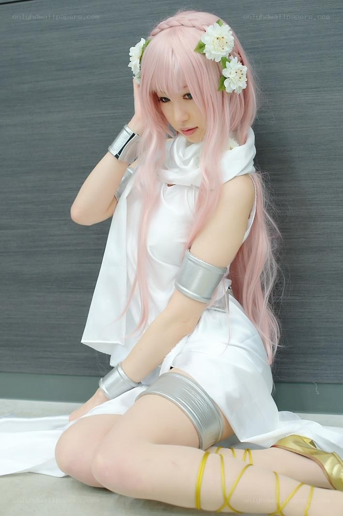 cosplayer in white dress