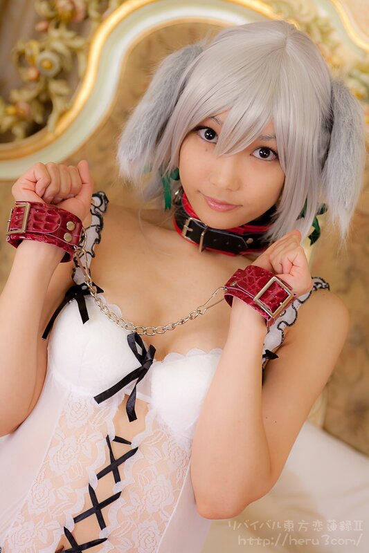 cosplayer in white lace outfit