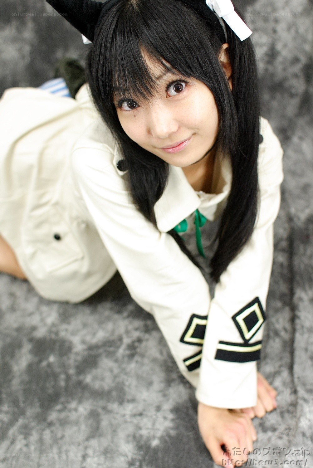 cosplayer in white outfit