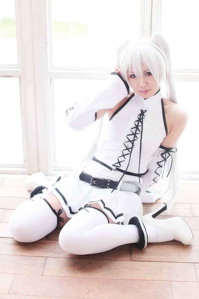 cosplayer in white outfit