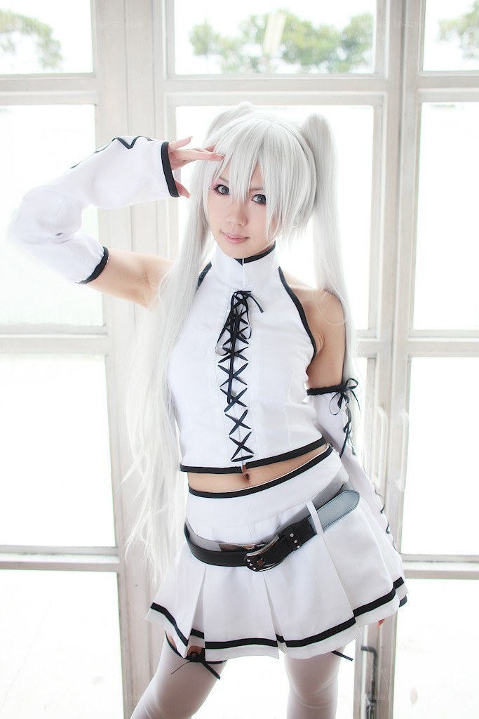 cosplayer in white outfit