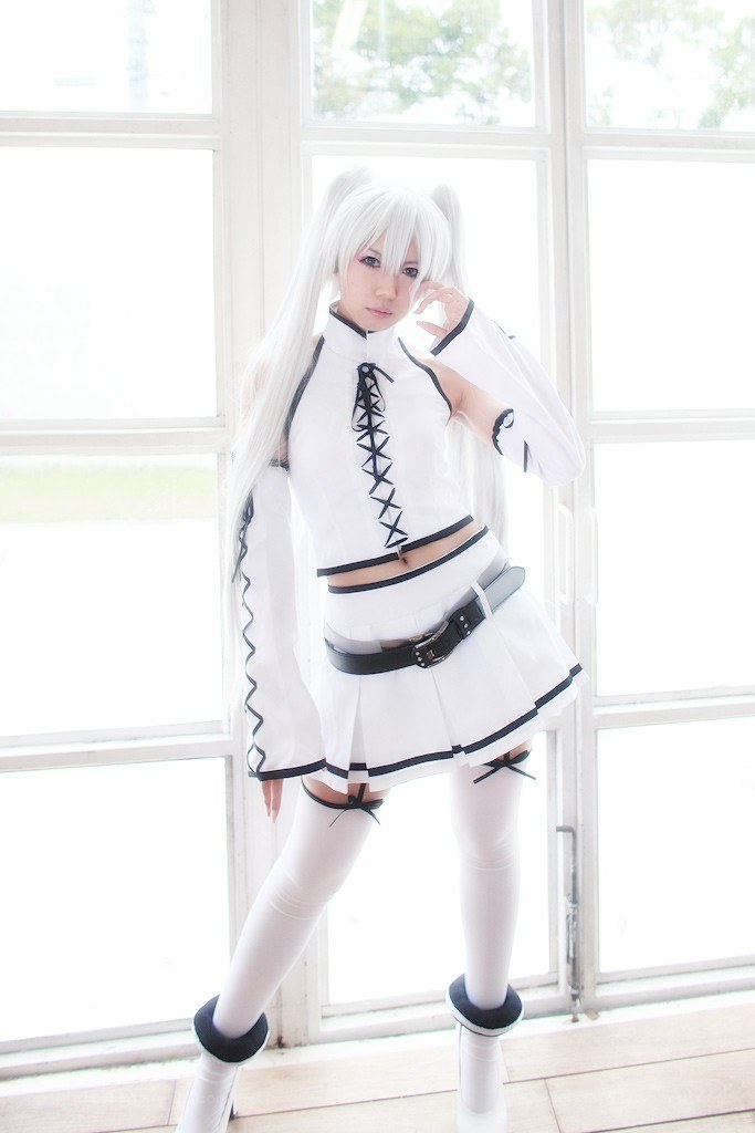 cosplayer in white outfit