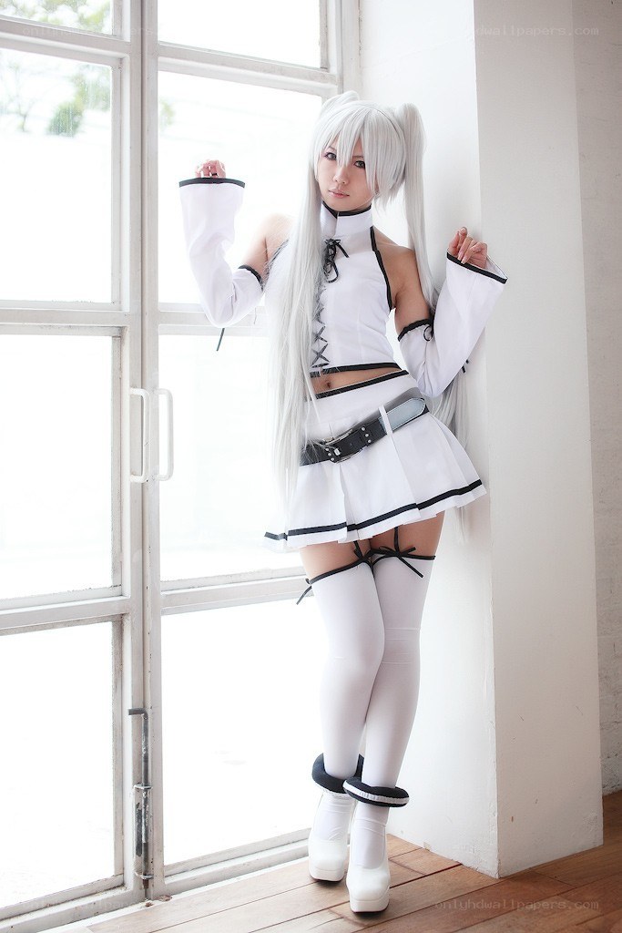 cosplayer in white outfit
