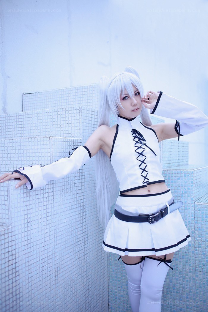 cosplayer in white outfit