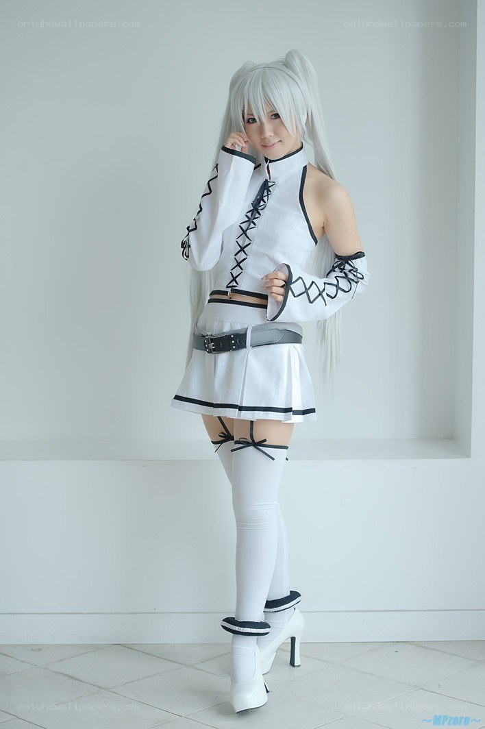 cosplayer in white outfit