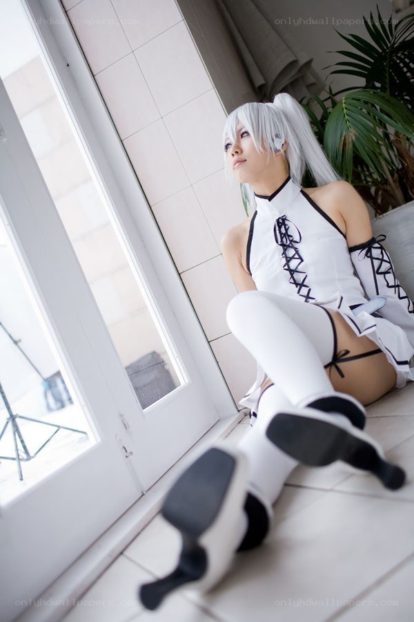 cosplayer in white outfit
