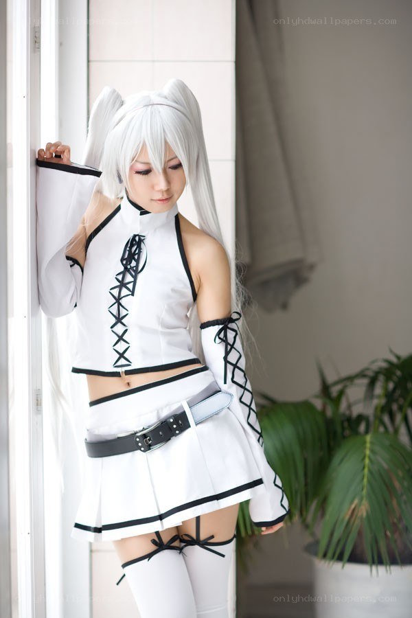 cosplayer in white outfit