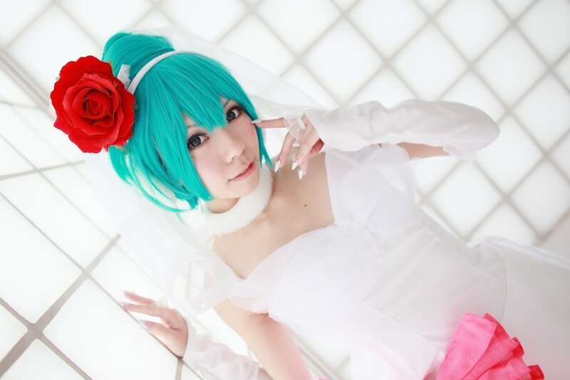 cosplayer in white wedding dress