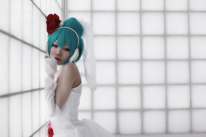 cosplayer in white wedding dress