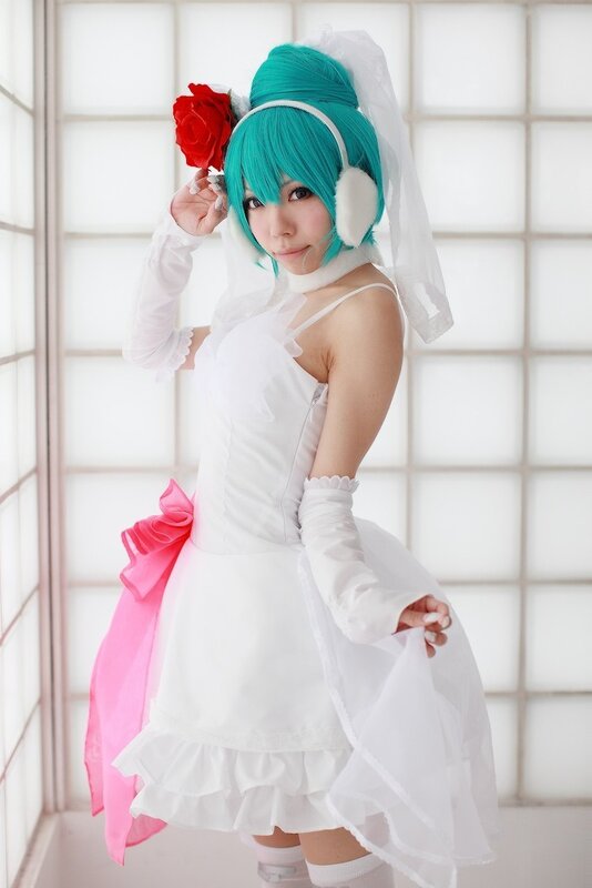 cosplayer in white wedding dress