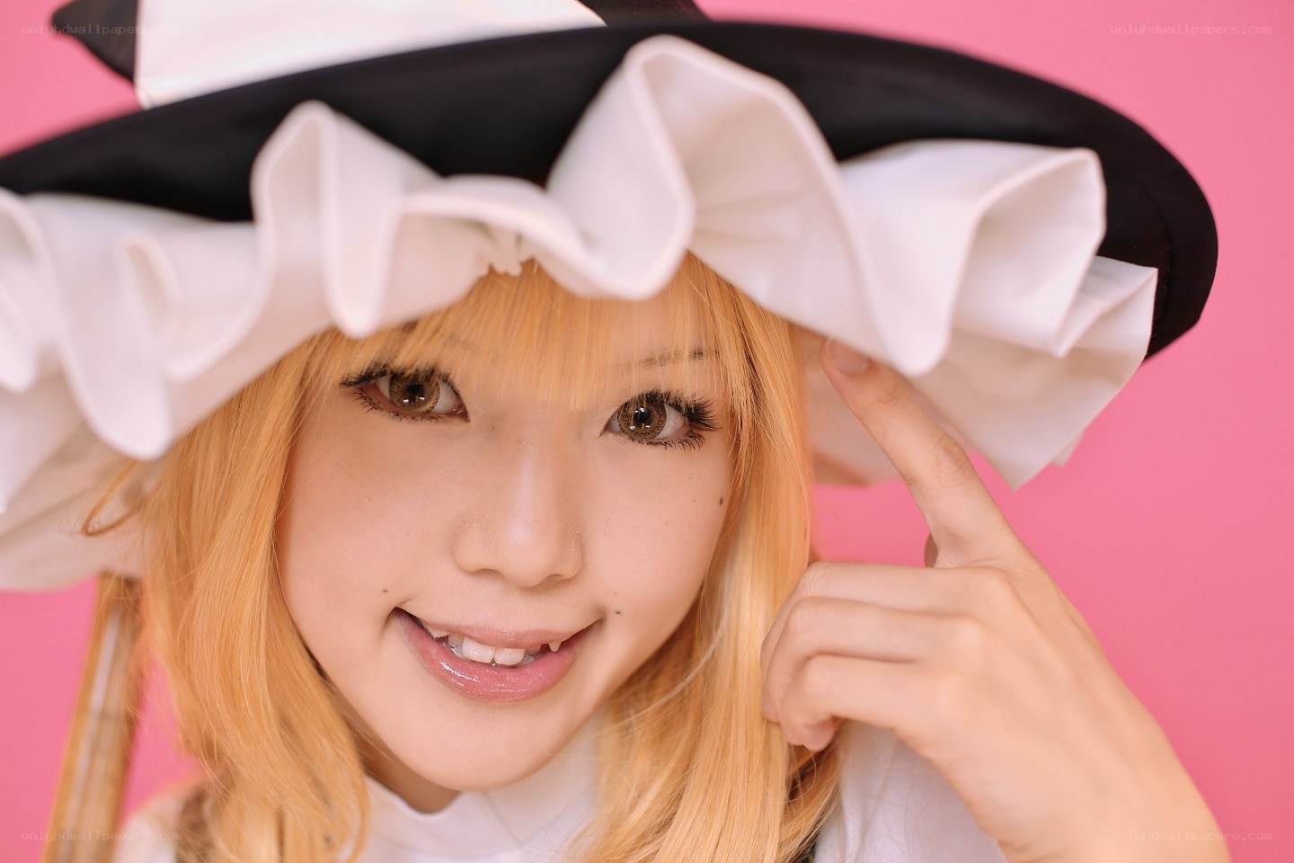 cosplayer in witch hat