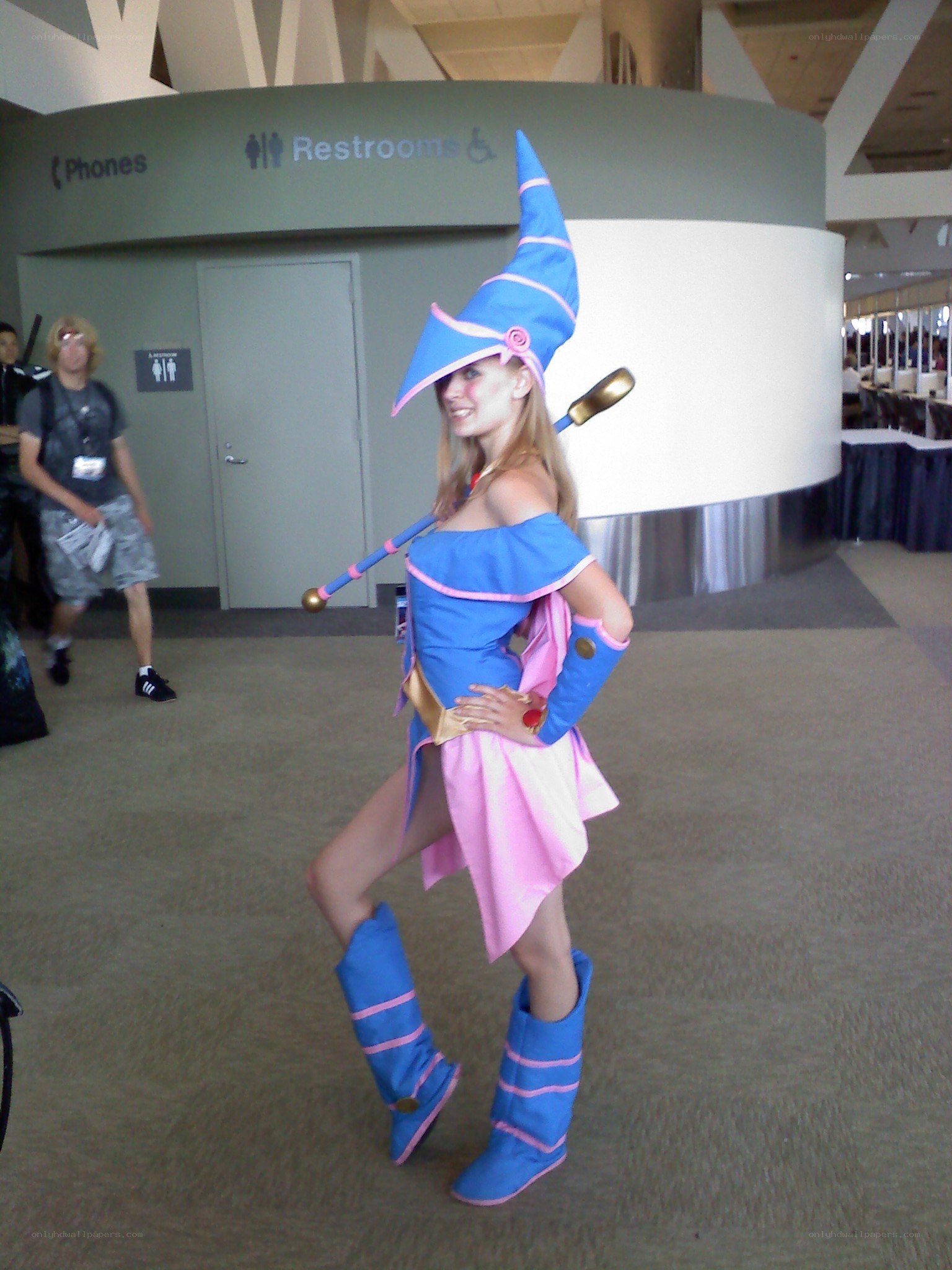 cosplayer in wizard costume