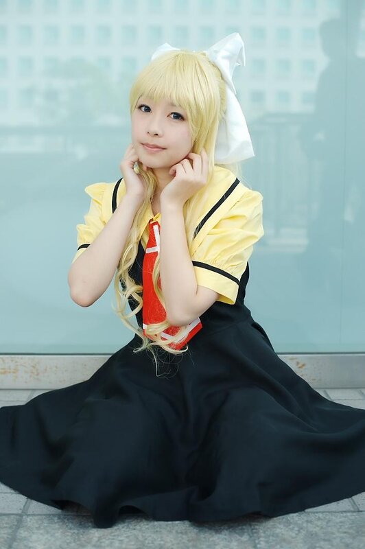 cosplayer in yellow and black dress