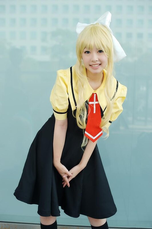 cosplayer in yellow and black dress