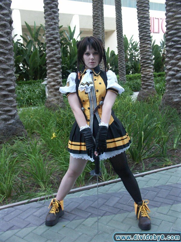 cosplayer in yellow and black outfit