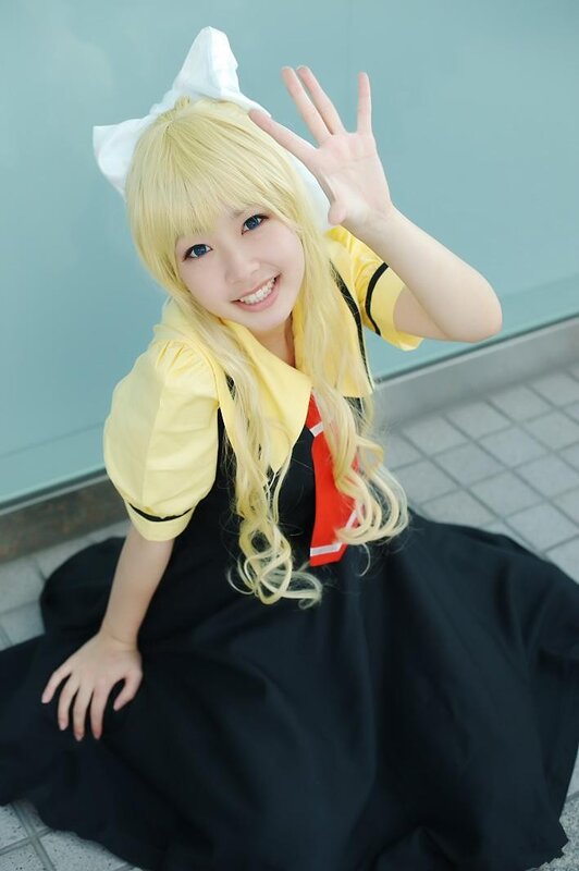 cosplayer in yellow and black outfit