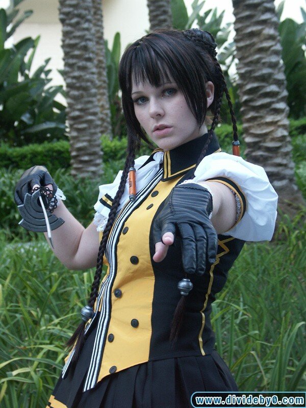 cosplayer in yellow and black outfit