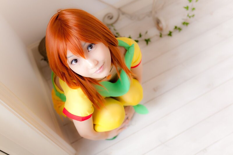 cosplayer in yellow and green costume