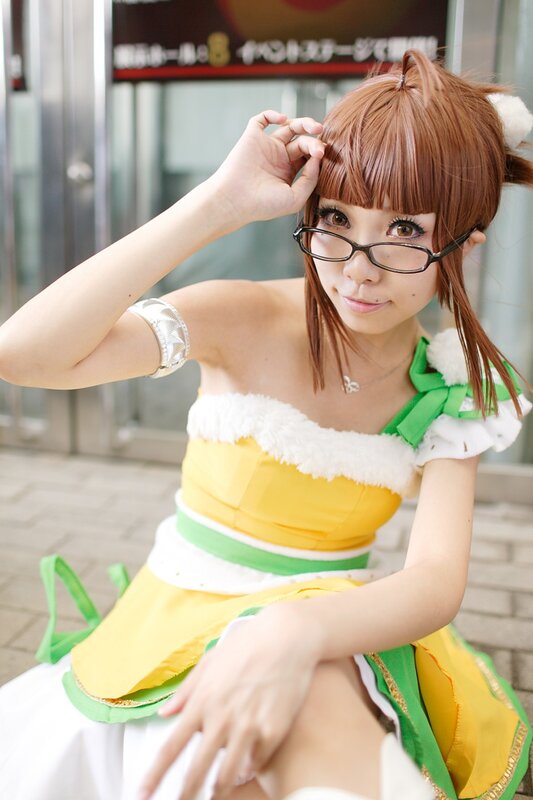cosplayer in yellow and green dress