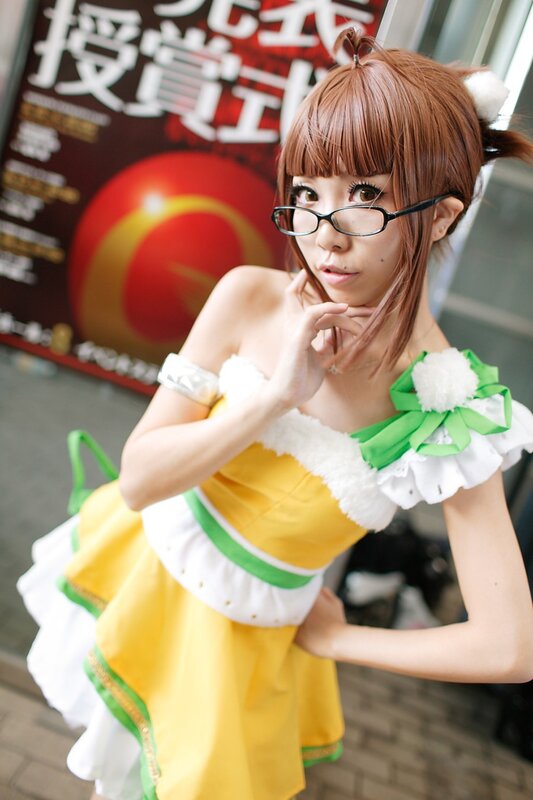 cosplayer in yellow and green dress