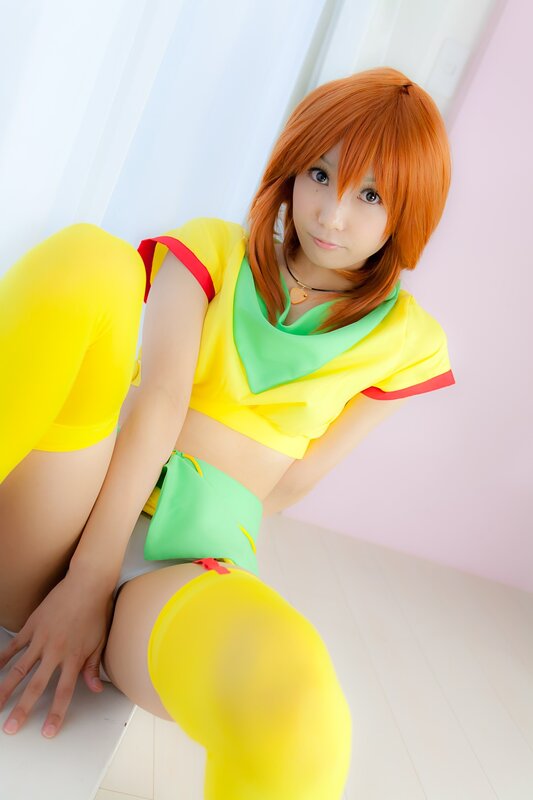 cosplayer in yellow and green outfit