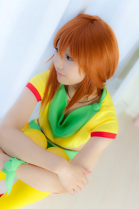 cosplayer in yellow and green outfit