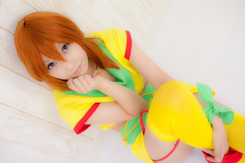 cosplayer in yellow and green outfit