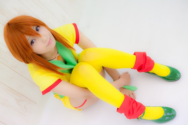 cosplayer in yellow and green outfit