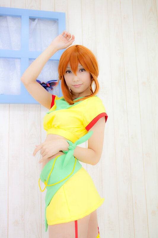 cosplayer in yellow and green outfit