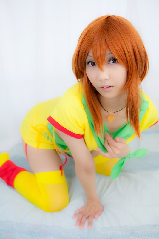 cosplayer in yellow and green outfit