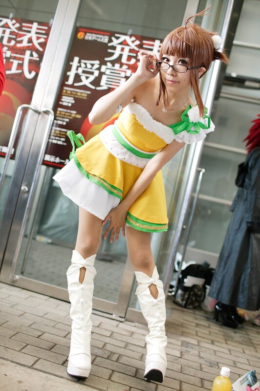 cosplayer in yellow and green outfit
