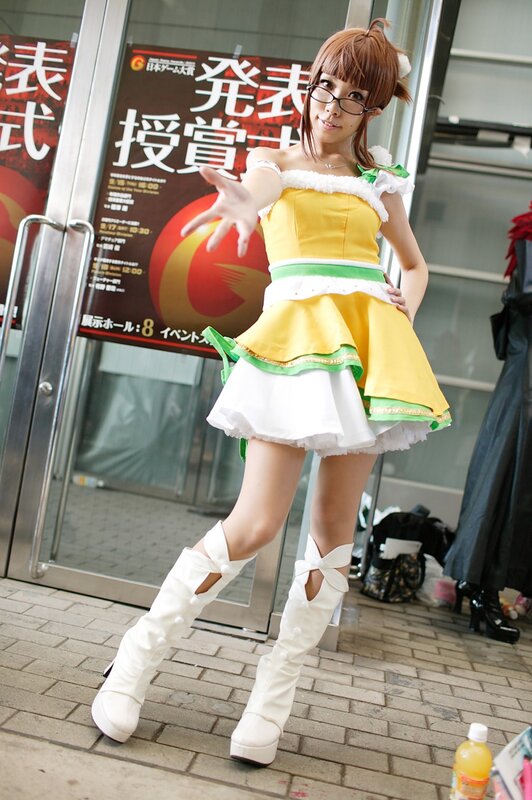 cosplayer in yellow and white outfit