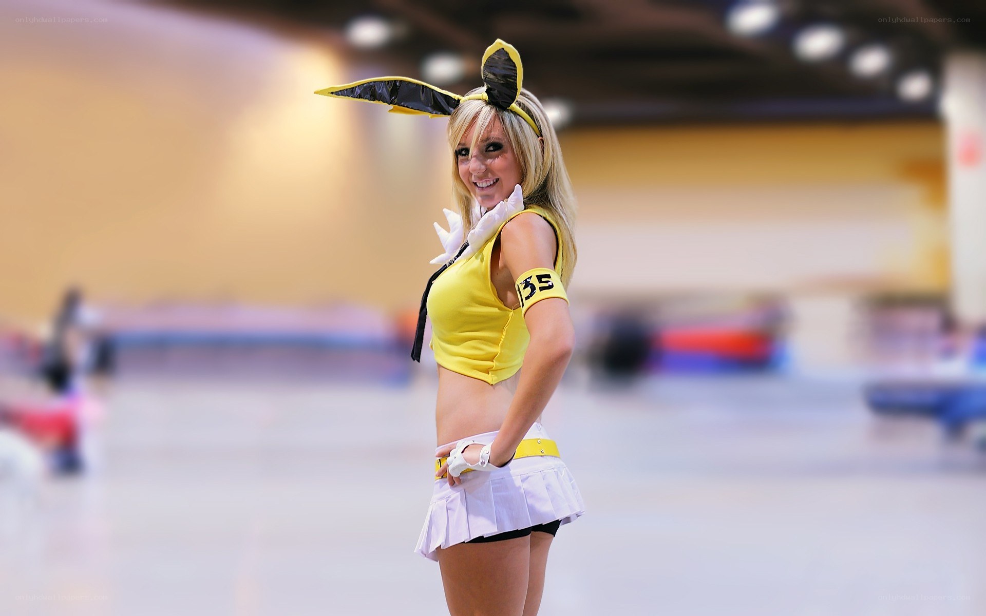 cosplayer in yellow costume