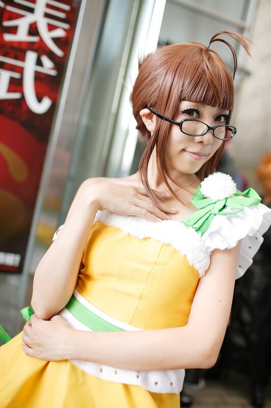 cosplayer in yellow dress