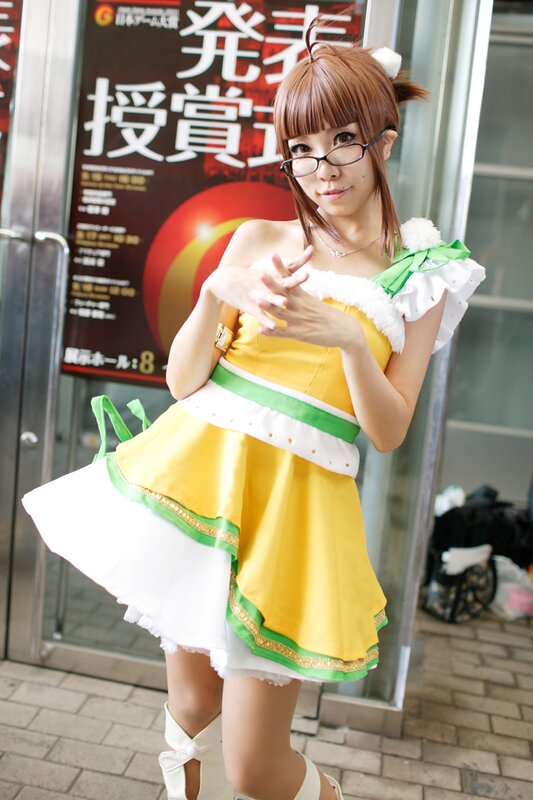 cosplayer in yellow dress