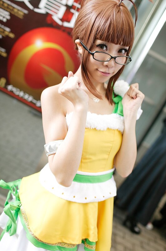 cosplayer in yellow dress