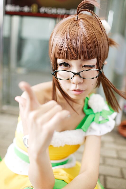 cosplayer in yellow dress
