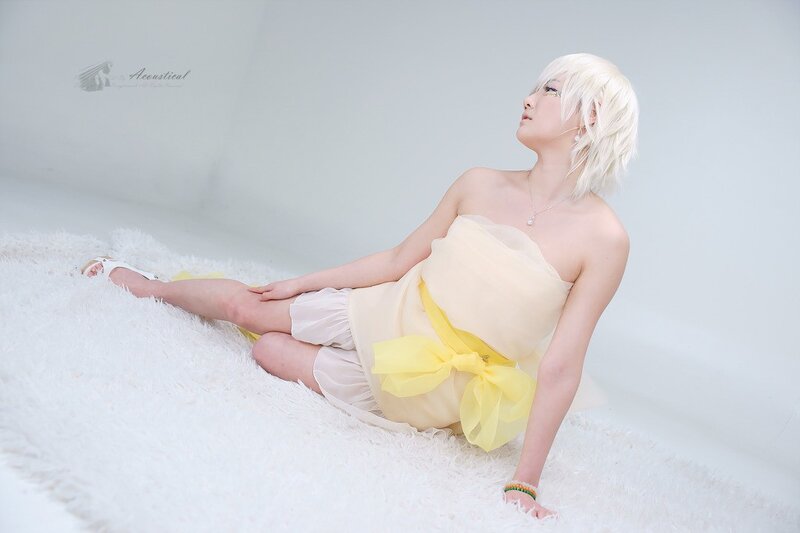 cosplayer in yellow dress