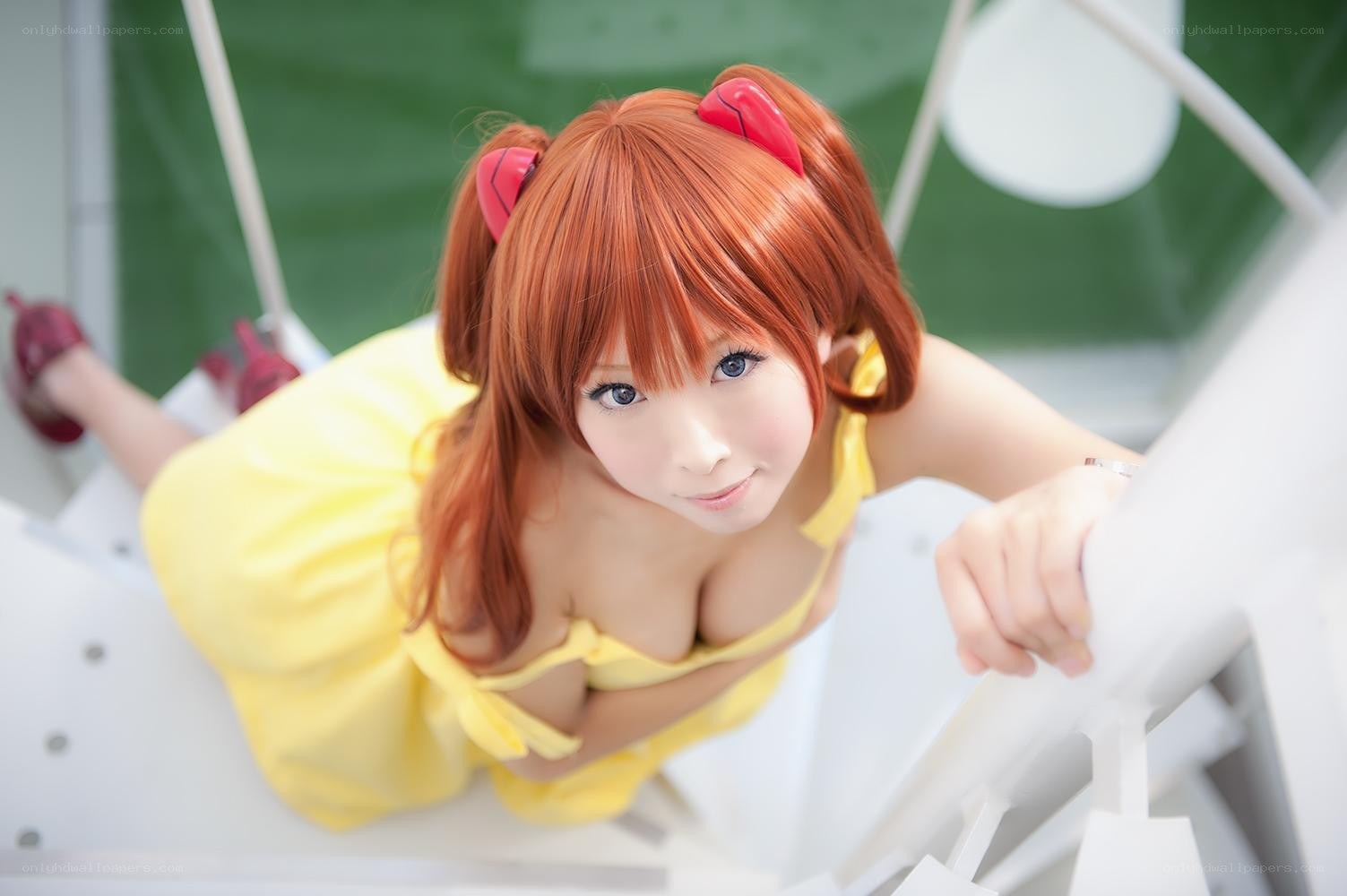cosplayer in yellow dress