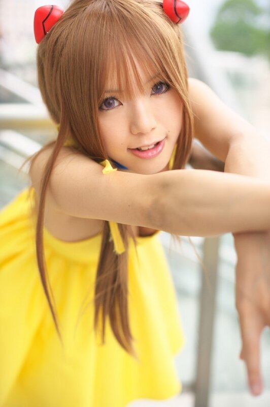 cosplayer in yellow dress