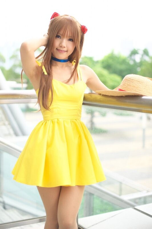 cosplayer in yellow dress