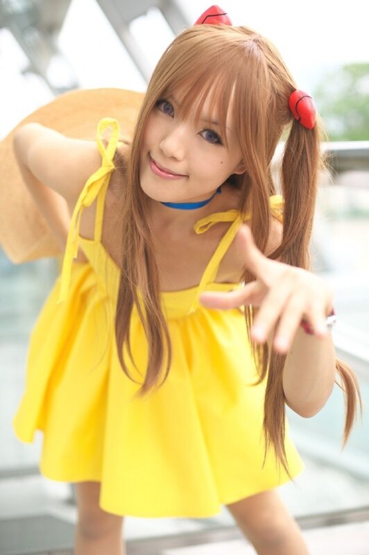 cosplayer in yellow dress