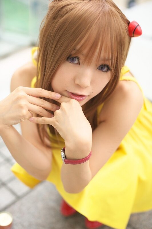 cosplayer in yellow dress