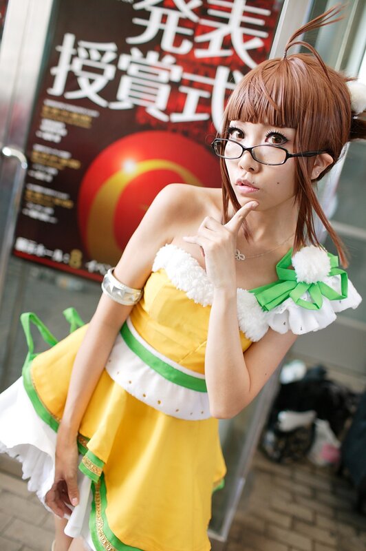 cosplayer in yellow dress