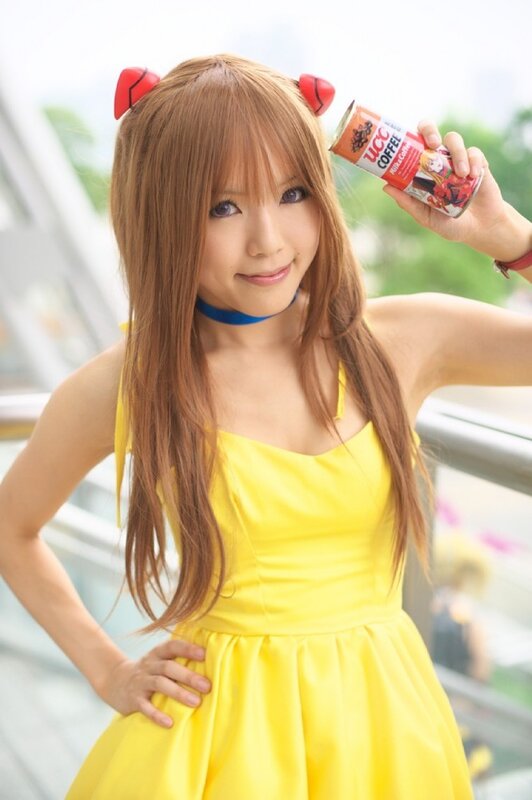 cosplayer in yellow dress
