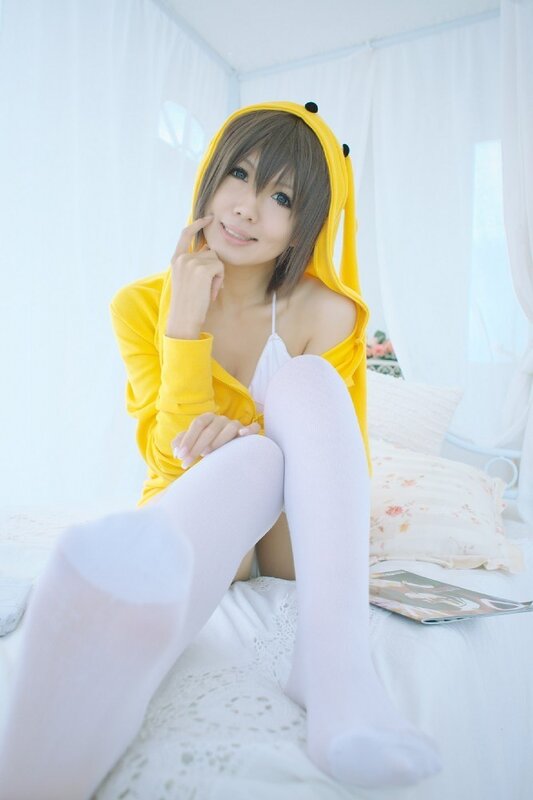 cosplayer in yellow hoodie