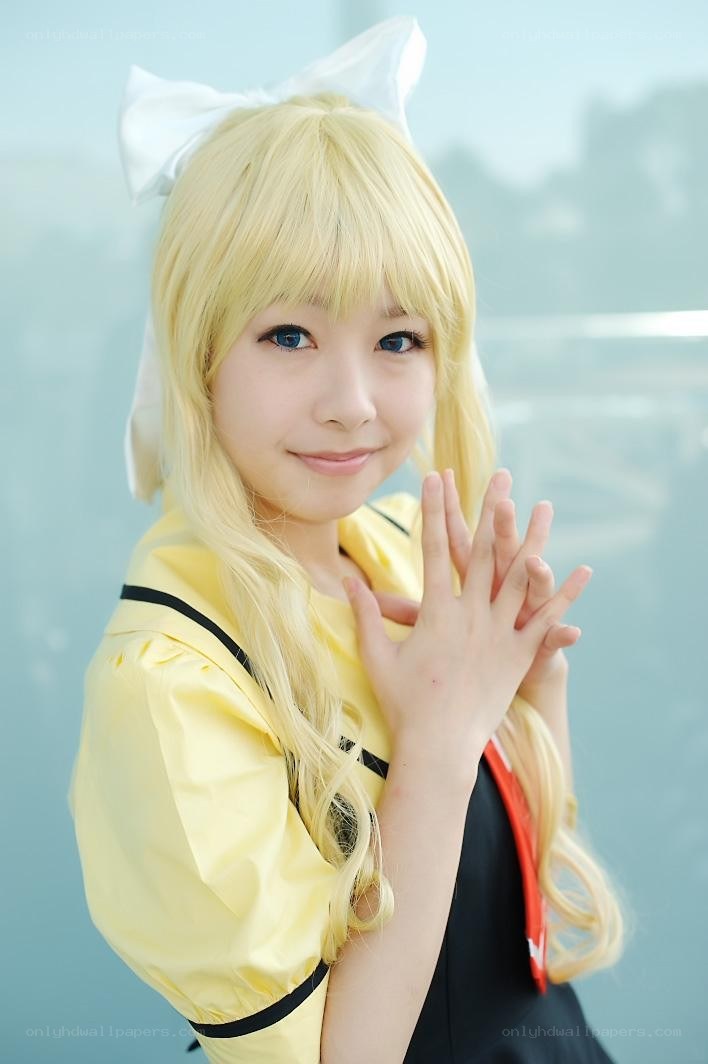 cosplayer in yellow outfit